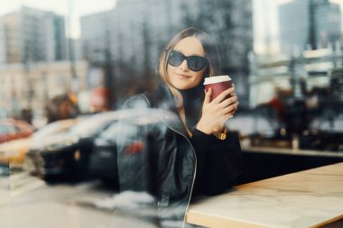 Genç kız oturup kahve yerde o pencereyi göz önünde