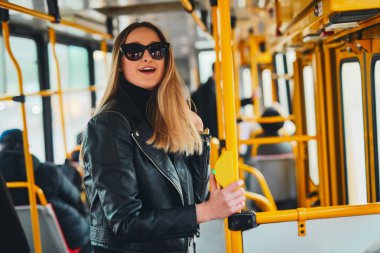 Kız tramvay içinde tutun, bir yandan tüp ve gülümseme t