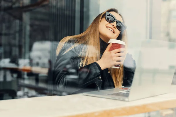 Menina jovem sentar-se no lugar do café na frente da janela olhar para ele — Fotografia de Stock