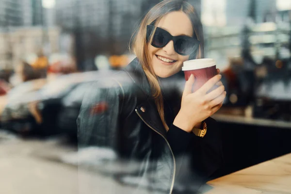 Genç kız oturup kahve yerde pencerenin önünde — Stok fotoğraf