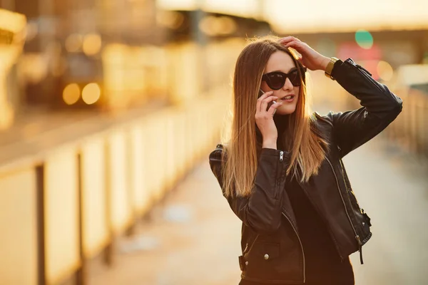 Mladá dívka stojí na ulici místo Noste brýle, mluvit na její p — Stock fotografie
