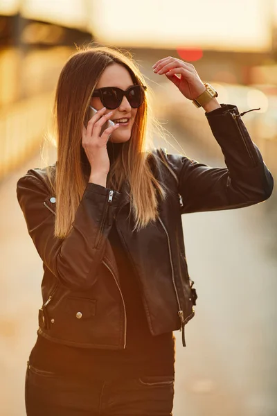 Giovane ragazza stand sulla strada luogo indossare gli occhiali, parlare al suo p — Foto Stock