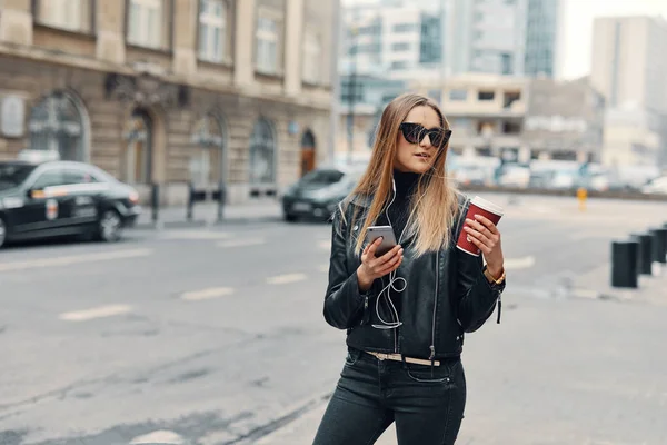 Pretty girl stand on the street listen music from her headphones — Stock Photo, Image