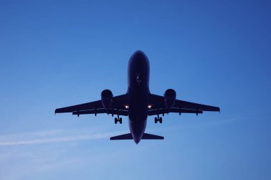 Mavi gökyüzü ile gökyüzünde büyük uçak fly