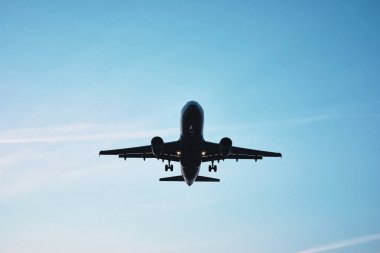Mavi gökyüzü ile gökyüzünde büyük uçak fly