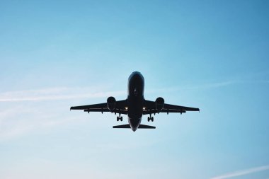 Mavi gökyüzü ile gökyüzünde büyük uçak fly