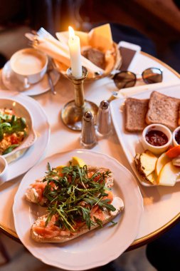 Tablo pencerenin yakınındaki lezzetli breakfast gıda ile