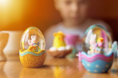 Küçük çocuk yumurta bulanıklık arka plan ve polis tablo çizmek