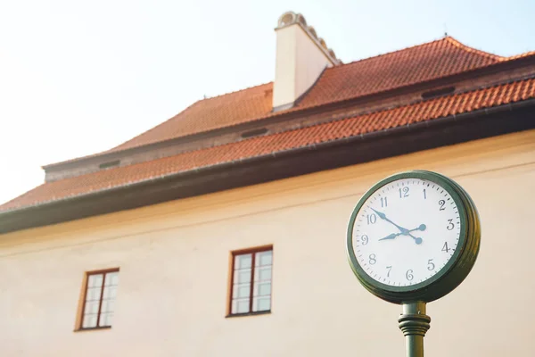 Gran reloj en la estación de tren con salida del sol de fondo — Foto de Stock