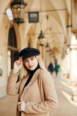 Üstünde belgili tanımlık sokak ve gülümseme yürümek genç güzel kız