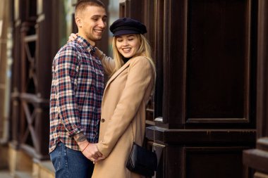 Güzel çift şehir manzarası üzerinde durmak ve birbirlerine su ile sarılmak