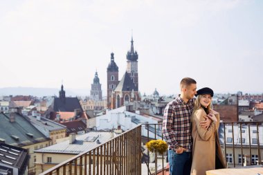 Güzel çift şehir manzarası üzerinde durmak ve birbirlerine sarılmak