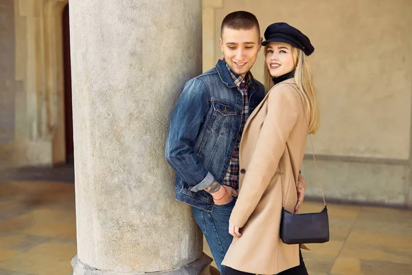 Lovely couple stand on city landscape and hug each other with su — Stock Photo, Image