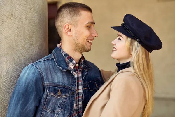 Preciosa pareja se paran en el paisaje de la ciudad y se abrazan con su —  Fotos de Stock