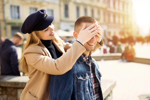 Preciosa pareja se paran en el paisaje de la ciudad y se abrazan con su —  Fotos de Stock