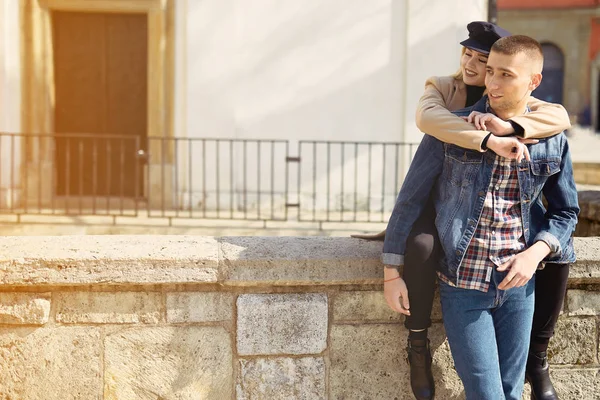 Υπέροχο ζευγάρι σταθεί στο αστικό τοπίο και κάθε άλλο αγκαλιά με su — Φωτογραφία Αρχείου