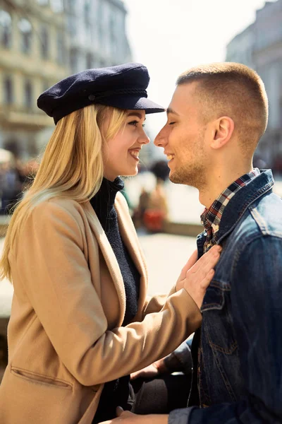 Bella coppia stare sul paesaggio della città e abbracciarsi con su — Foto Stock