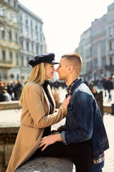 Preciosa pareja se paran en el paisaje de la ciudad y se abrazan con su —  Fotos de Stock