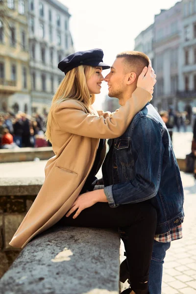 可爱的情侣站在城市景观和拥抱对方与苏 — 图库照片