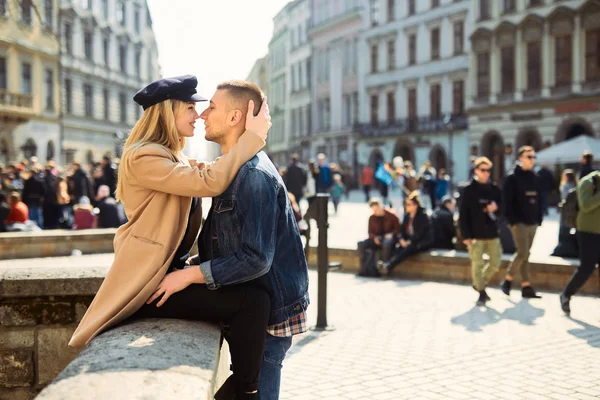 Preciosa pareja se paran en el paisaje de la ciudad y se abrazan con su —  Fotos de Stock