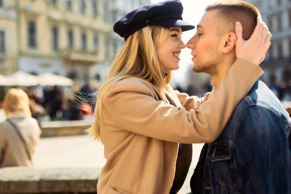 Preciosa pareja se paran en el paisaje de la ciudad y se abrazan con su —  Fotos de Stock