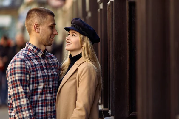 Preciosa pareja se paran en el paisaje de la ciudad y se abrazan con su —  Fotos de Stock