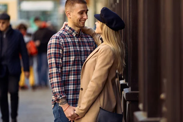 可爱的情侣站在城市景观和拥抱对方与苏 — 图库照片