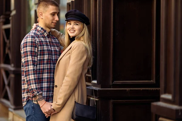 Preciosa pareja se paran en el paisaje de la ciudad y se abrazan con su —  Fotos de Stock