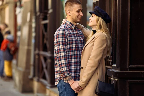 Preciosa pareja se paran en el paisaje de la ciudad y se abrazan con su —  Fotos de Stock