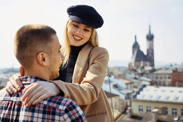 Preciosa pareja de pie en el paisaje de la ciudad y abrazarse mutuamente —  Fotos de Stock