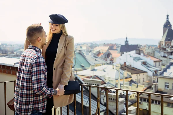 Preciosa pareja de pie en el paisaje de la ciudad y abrazarse mutuamente —  Fotos de Stock