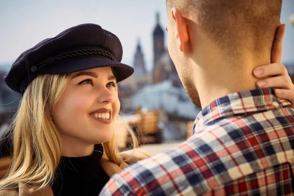 Retrato de chica bonita mira a sus amigos ojos con puesta de sol —  Fotos de Stock