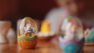 Küçük çocuk çizmek onun yumurta Paskalya gününde