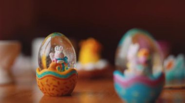 Küçük çocuk çizmek onun yumurta Paskalya gününde