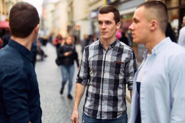 Üç adamla konuşmak sokaklarda iş hakkında