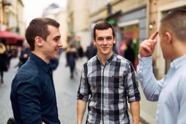 Üç adamla konuşmak sokaklarda iş hakkında