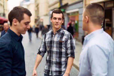 Üç adamla konuşmak sokaklarda iş hakkında