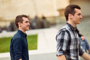 Sokak ve ileriye bakmak üzerinde yürüyen iki adam