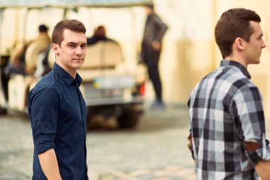 Sokak ve ileriye bakmak üzerinde yürüyen iki adam