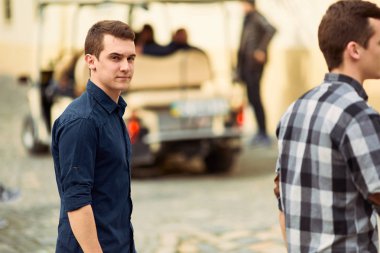 Sokak ve ileriye bakmak üzerinde yürüyen iki adam