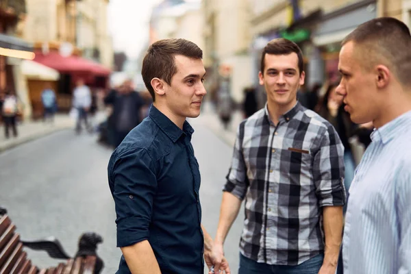 Üç adamla konuşmak sokaklarda iş hakkında