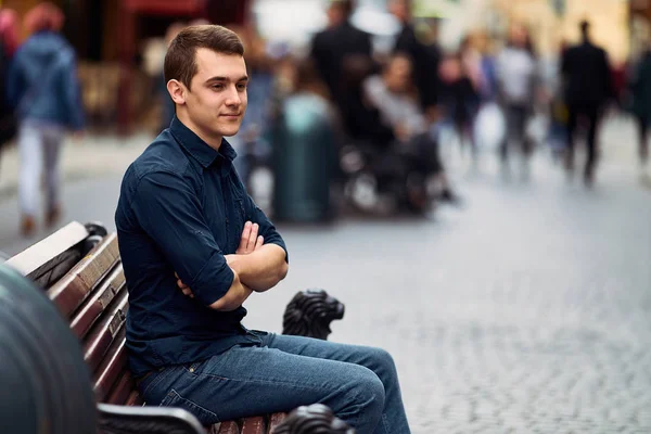 Un homme dans la rue regarde la caméra — Photo