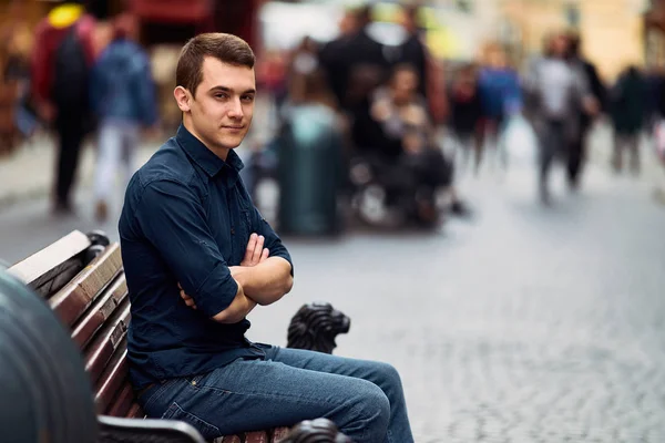 Un homme dans la rue regarde la caméra — Photo