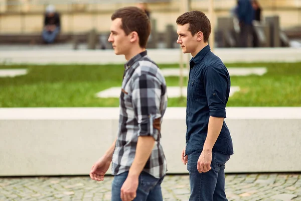 Deux hommes marchent dans la rue et attendent avec impatience — Photo
