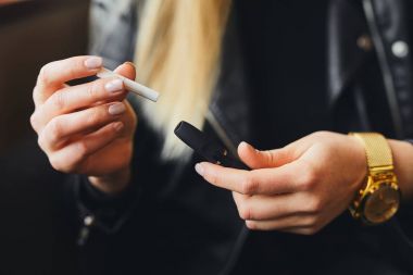 Dava ile elektronik sigara kadar kapatın ve kız backgro üzerinde bulanıklık