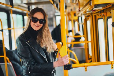 Kız tramvay içinde tutun, bir yandan tüp ve gülümseme t