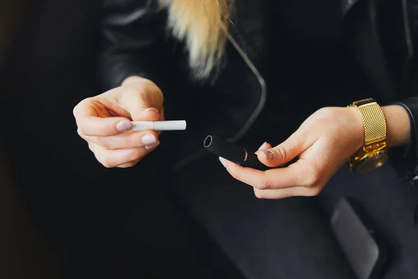 Fechar cigarro eletrônico com caso e menina borrão no backgro — Fotografia de Stock