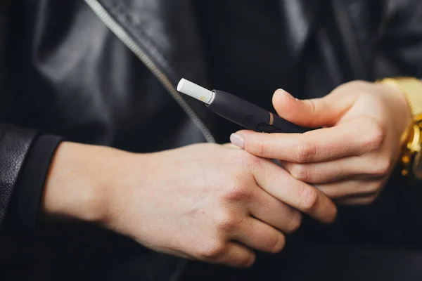 Dava ile elektronik sigara kadar kapatın ve kız backgro üzerinde bulanıklık