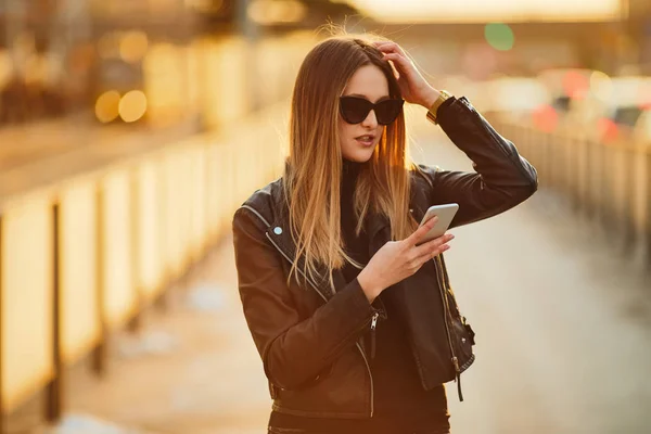 Jeune fille debout sur la place de la rue porter des lunettes, parler à son p — Photo