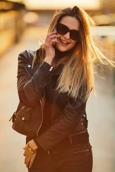 Giovane ragazza stand sulla strada luogo indossare gli occhiali, parlare al suo p — Foto Stock